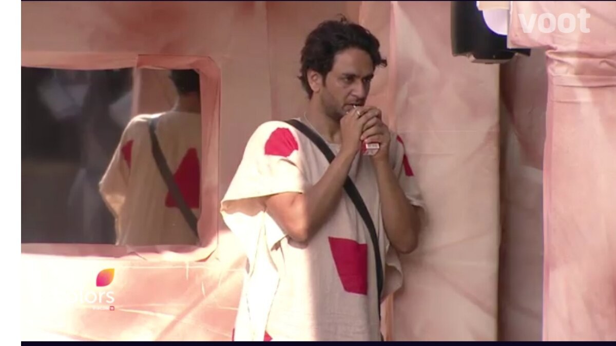 Bigg Boss 14: Rubina Dilaik tries to convince Arshi Khan to leave the washroom; Knocks some sense saying “Use some brains”