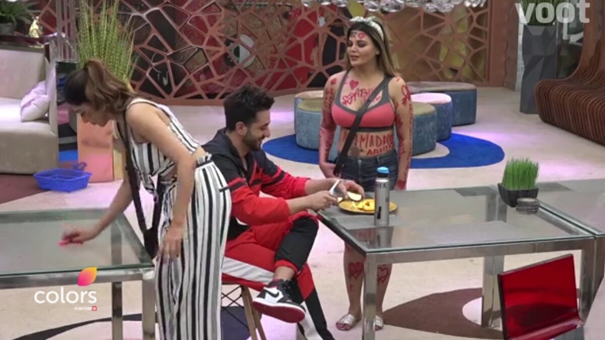 Bigg Boss 14: Rakhi Sawant writes ‘Pyaar Abhi’ on her body for Abhinav Shukla; Goes on shouting, “Mohabbat Zindabaad”