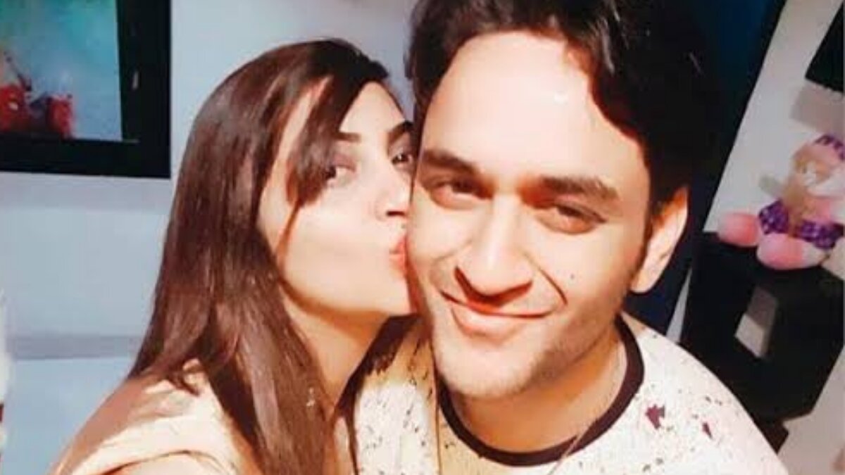 Bigg Boss 14: Arshi Khan’s team put forward SHOCKING clarifications, after Vikas Gupta accuses the former of blackmailing