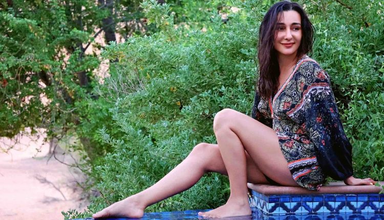 Feryna Wazheir by the pool in Dubai (1)