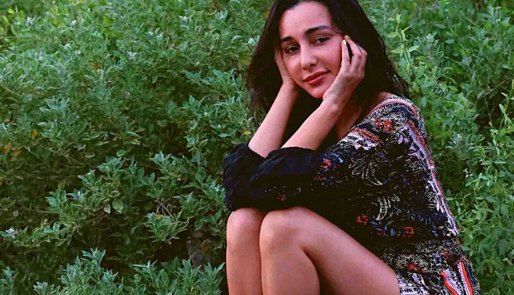 Feryna Wazheir by the pool in Dubai (6)