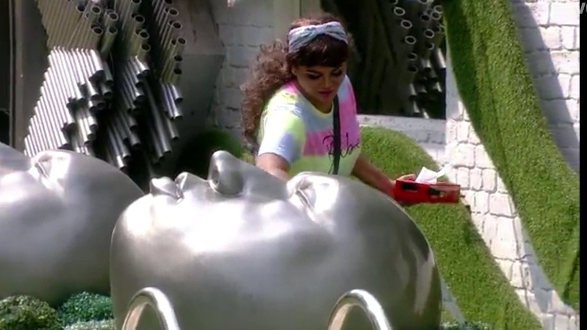 Bigg Boss 14: Rakhi Sawant gives Bigg Boss a ‘makeover’; Says, “Mene appko aaj makeover diya, kya hot and sexy lag rahe ho”