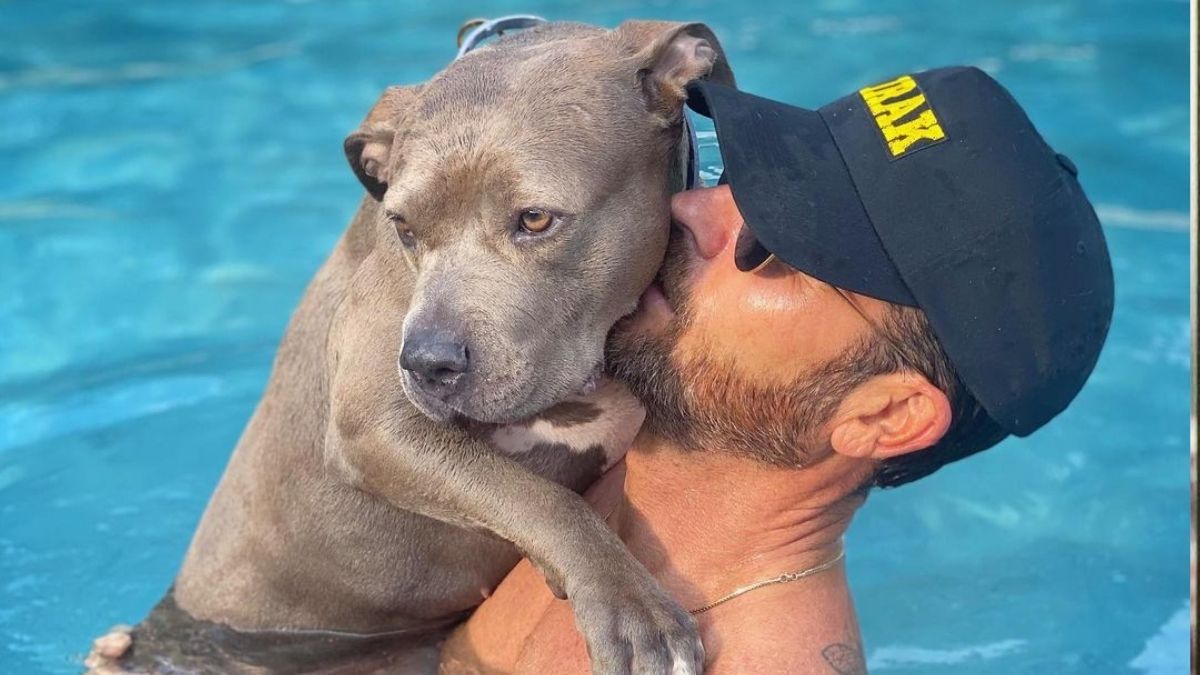 Justin Theroux likes to sleep next to his dog