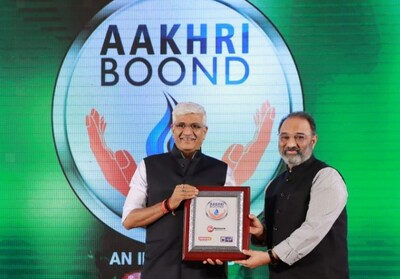 Shri Prasana Prabhu, Chairman of Vyakti Vikas Kendra India, The Art of Living, was awarded the Aakhri Boond appreciation token by the Union Minister for Jal Shakti, Hon. Shri Gajendra Singh Shekhawat