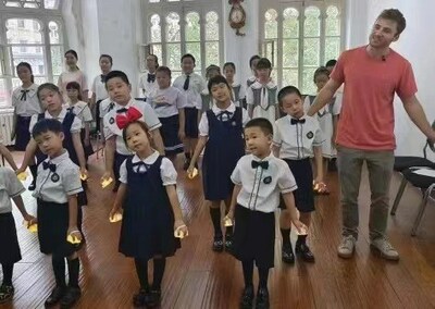 Children teach foreign bloggers singing a song