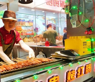 Photo taken on July 15 shows roasted red sausages in Harbin, capital of Heilongjiang Province in northeast China.