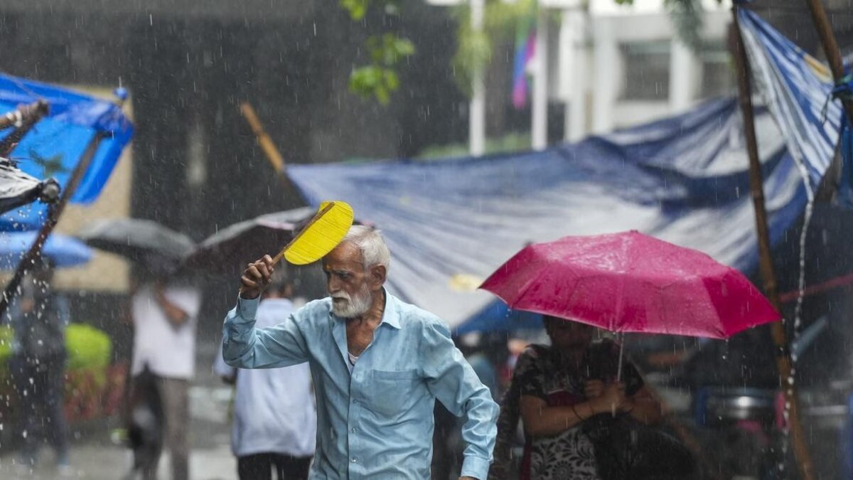 Heavy Rains Cause Flooding in Kolkata; CM Mamata Banerjee Raises Concerns Over DVC Water Release