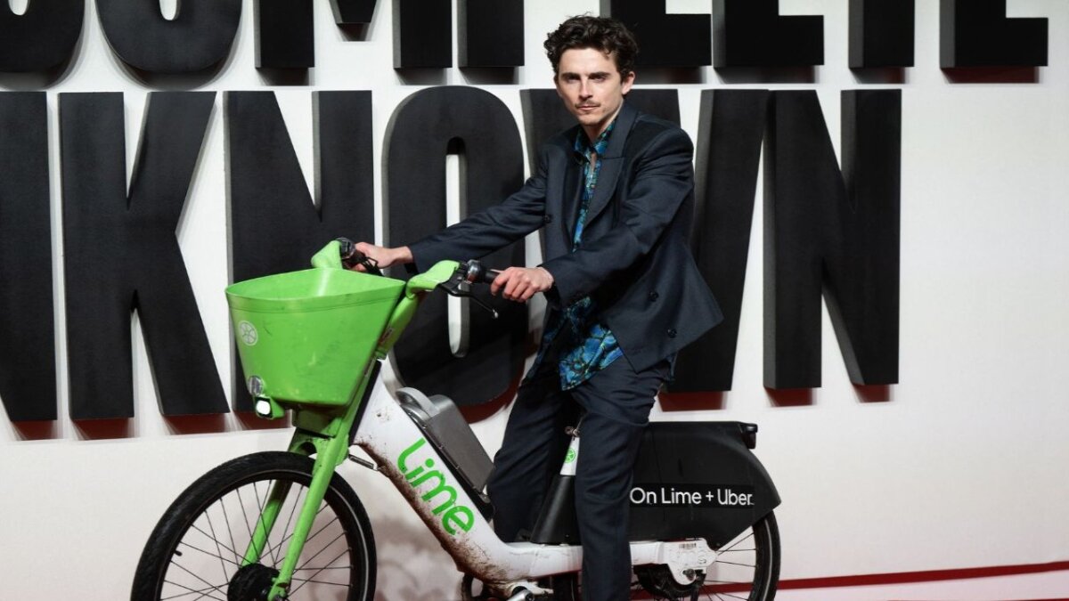Timothée Chalamet chose an eco-friendly Lime bike over a car to attend the London premiere