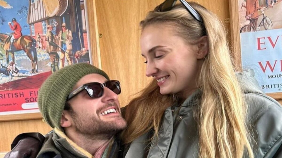 Sophie Turner Posts New Photos with Boyfriend Peregrine Pearson to Reflect on 2024