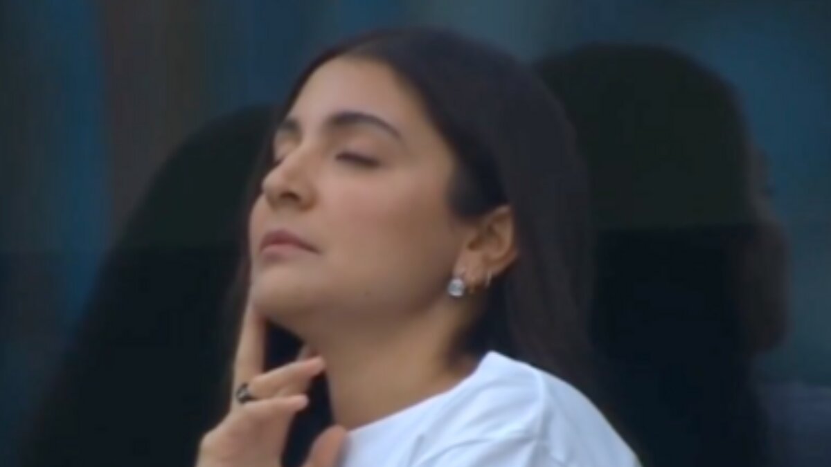 Anushka Sharma’s Nap During India-Australia Match Sparks Social Media Buzz