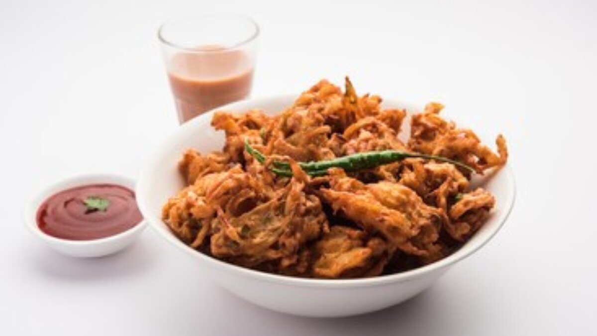 Monsoon munchies: 7 irresistible indian snacks that taste better with chai in rainy weather