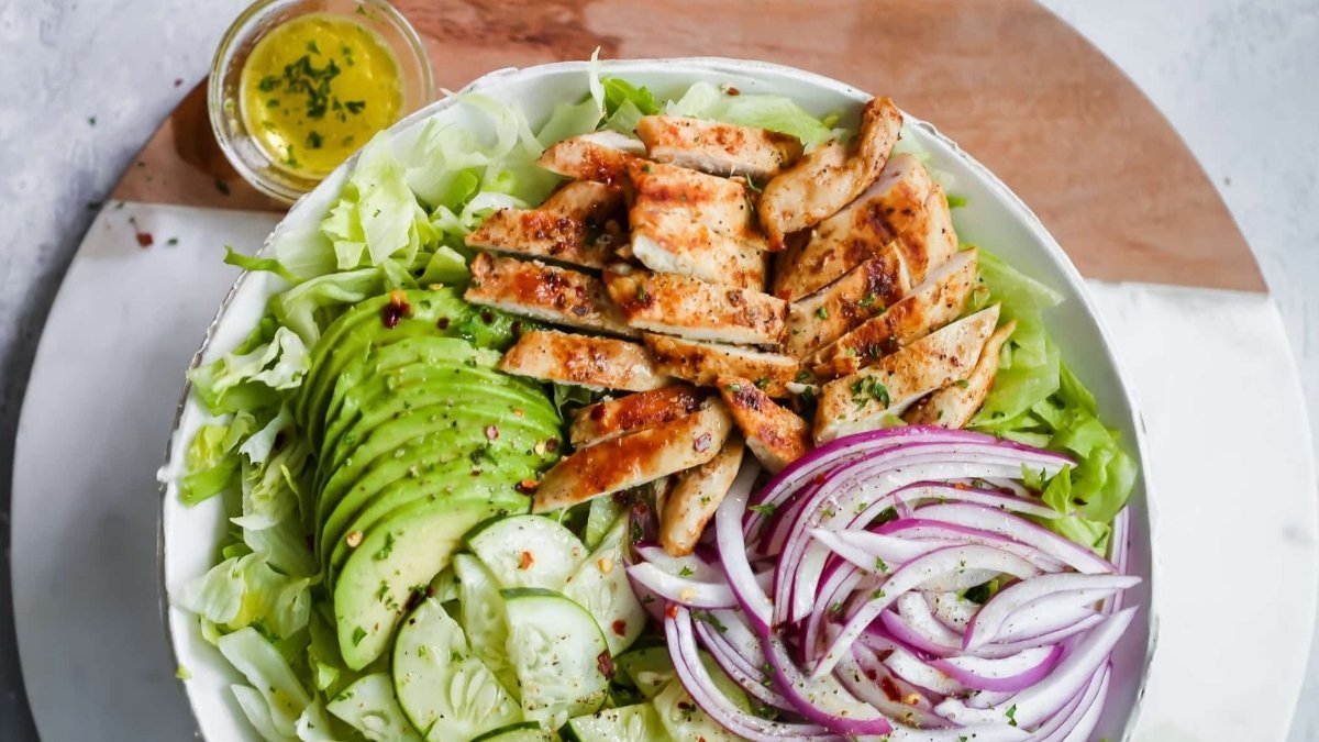 Keto avocado chicken salad recipe with olive oil dressing | Low-carb, high-fat keto meal