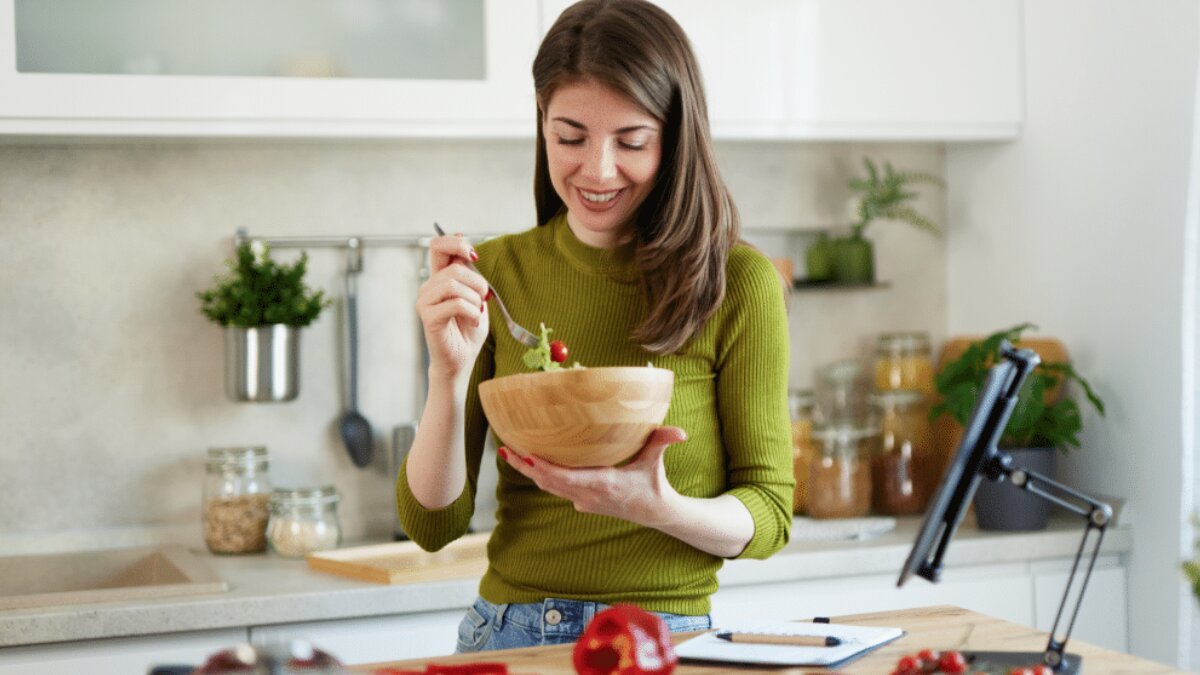 Why eating dinner before 7 pm may be the key to better sleep, digestion and weight loss