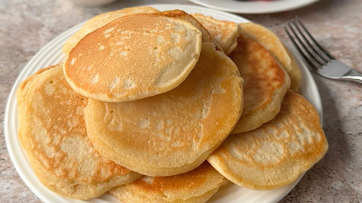 Make soft and fluffy pancakes at home in 5 foolproof steps without any mixer