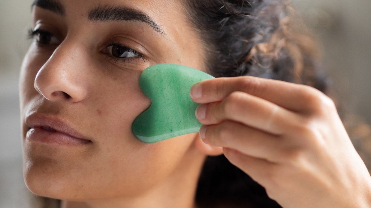 5 Scientifically-backed benefits of using Gua Sha on your face for healthier, firmer skin