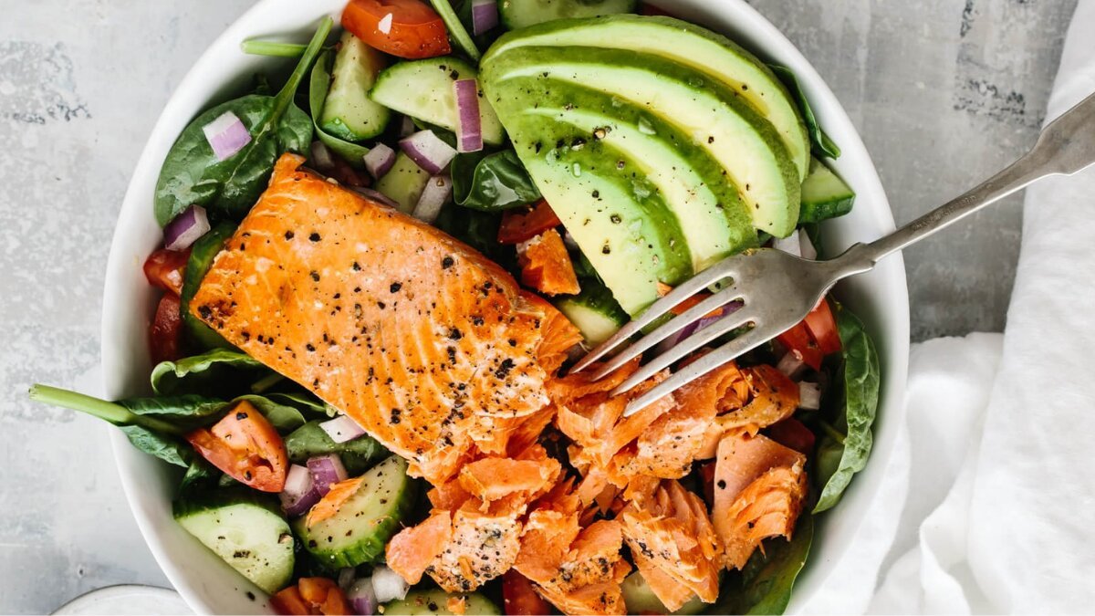 Fresh and filling: make avocado and salmon salad with lemon dressing in 5 easy steps