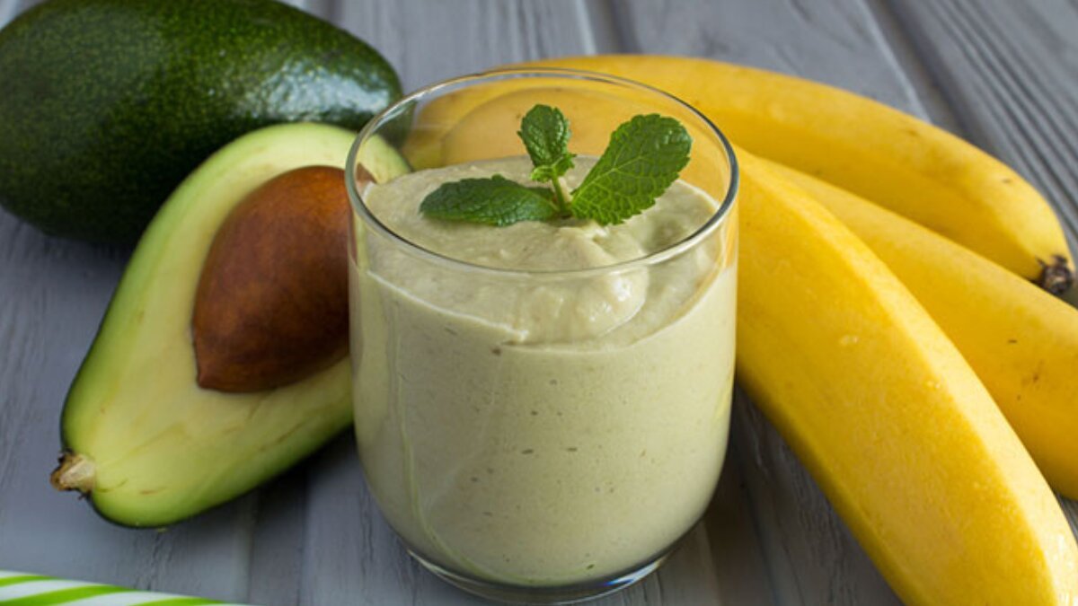 Creamy, cool, and energising: make avocado smoothie with banana and honey in 5 easy steps