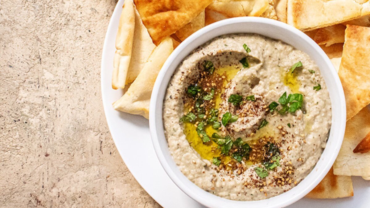 Smoky delight made simple: make baba ganoush with pita bread in 5 easy steps