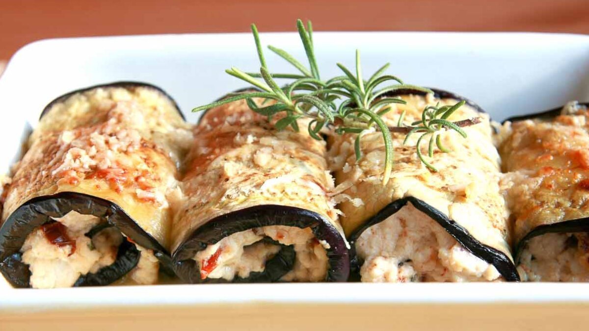 A light and elegant bite: make grilled eggplant rolls with herbed yogurt filling in 5 easy steps
