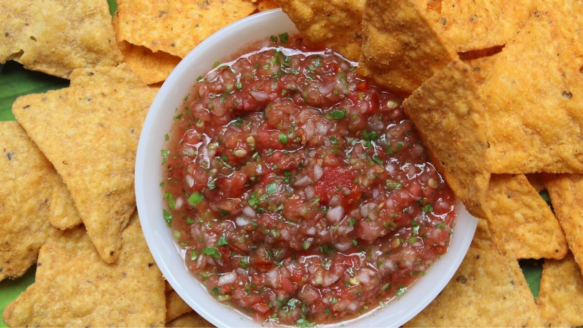 How to make crunchy homemade nachos and fresh salsa from scratch in 5 simple steps