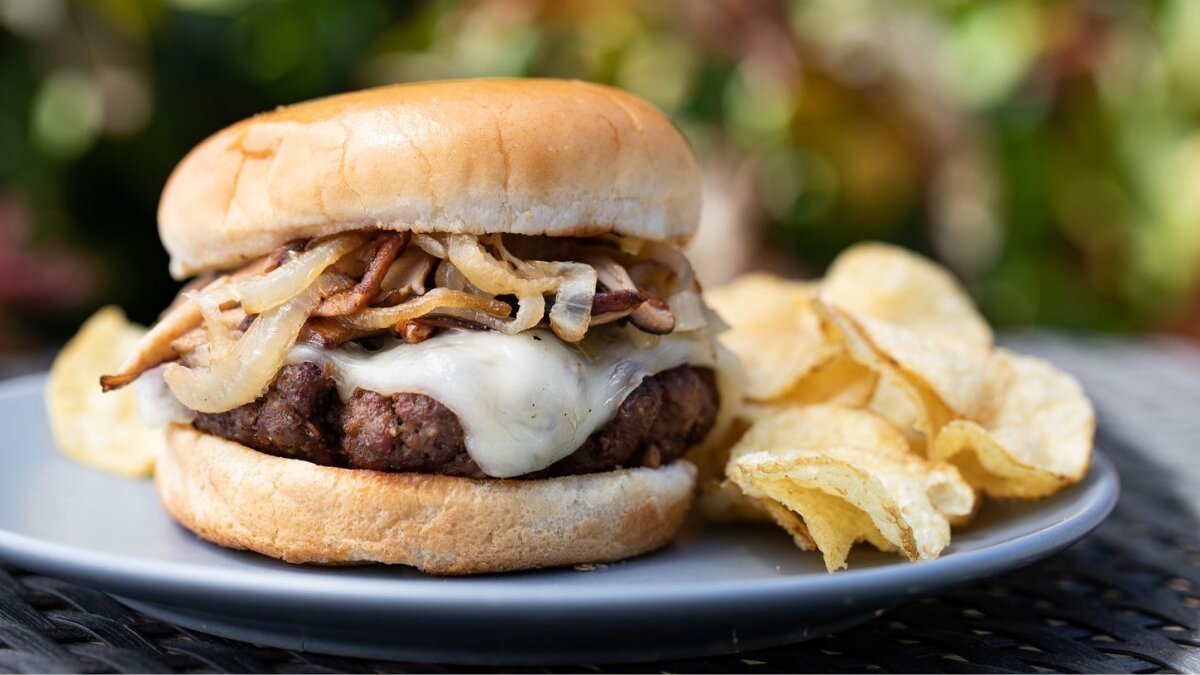 Make a juicy mushroom and cheese burger at home in just 5 easy steps