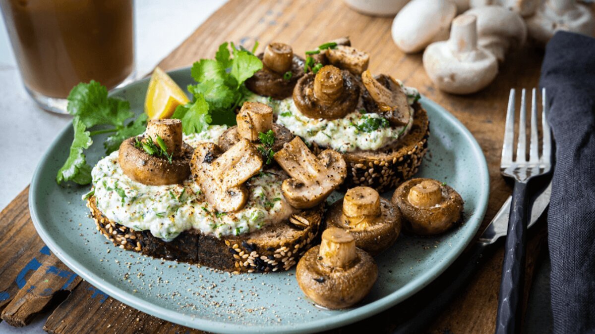 Make cheesy mushroom toast at home in 5 simple steps