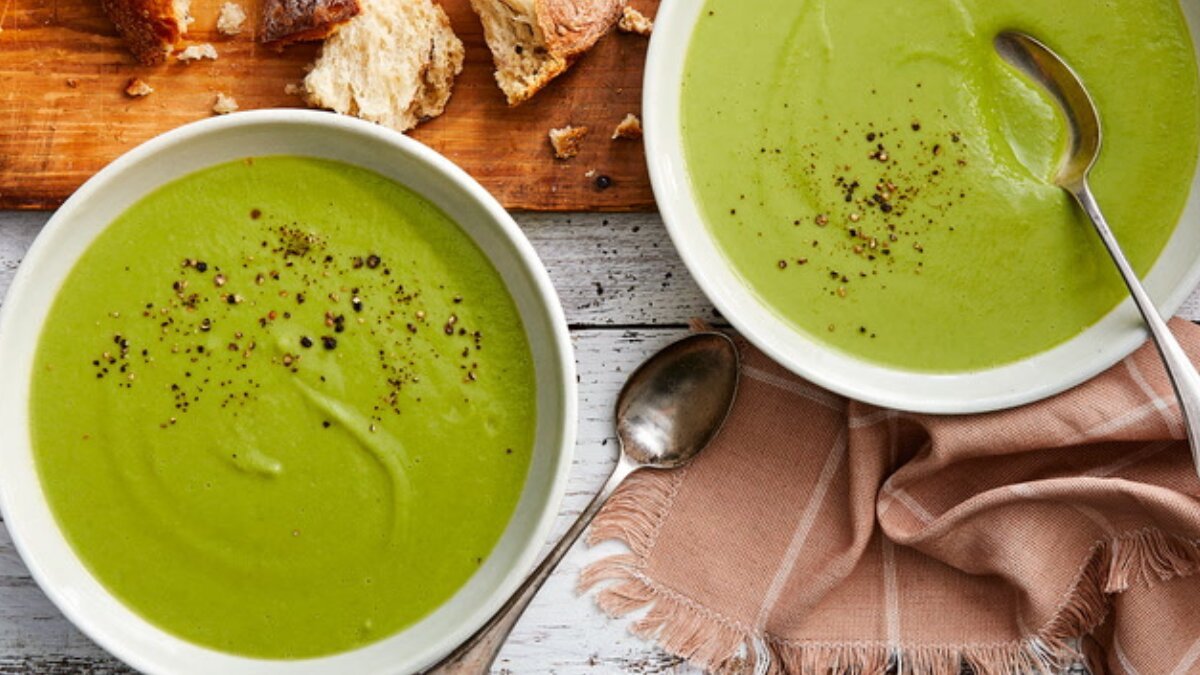 Light, fresh and full of flavour make green pea soup in 5 comforting steps