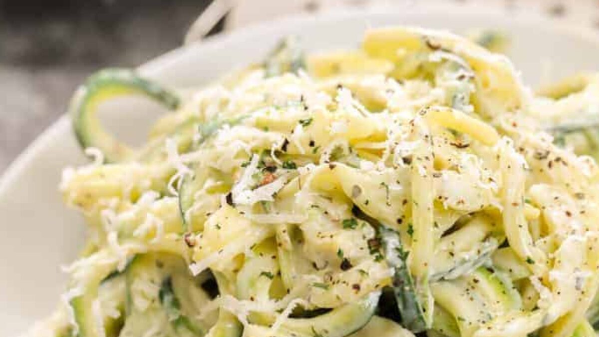 Toss up creamy zucchini noodles with garlic and thyme in 5 comforting steps