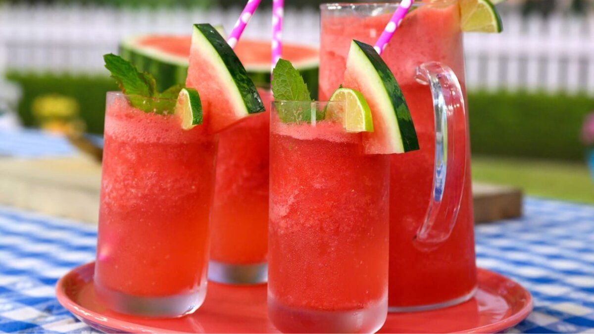 Bring the tropical vibe home with this watermelon mojito cocktail in 5 simple steps