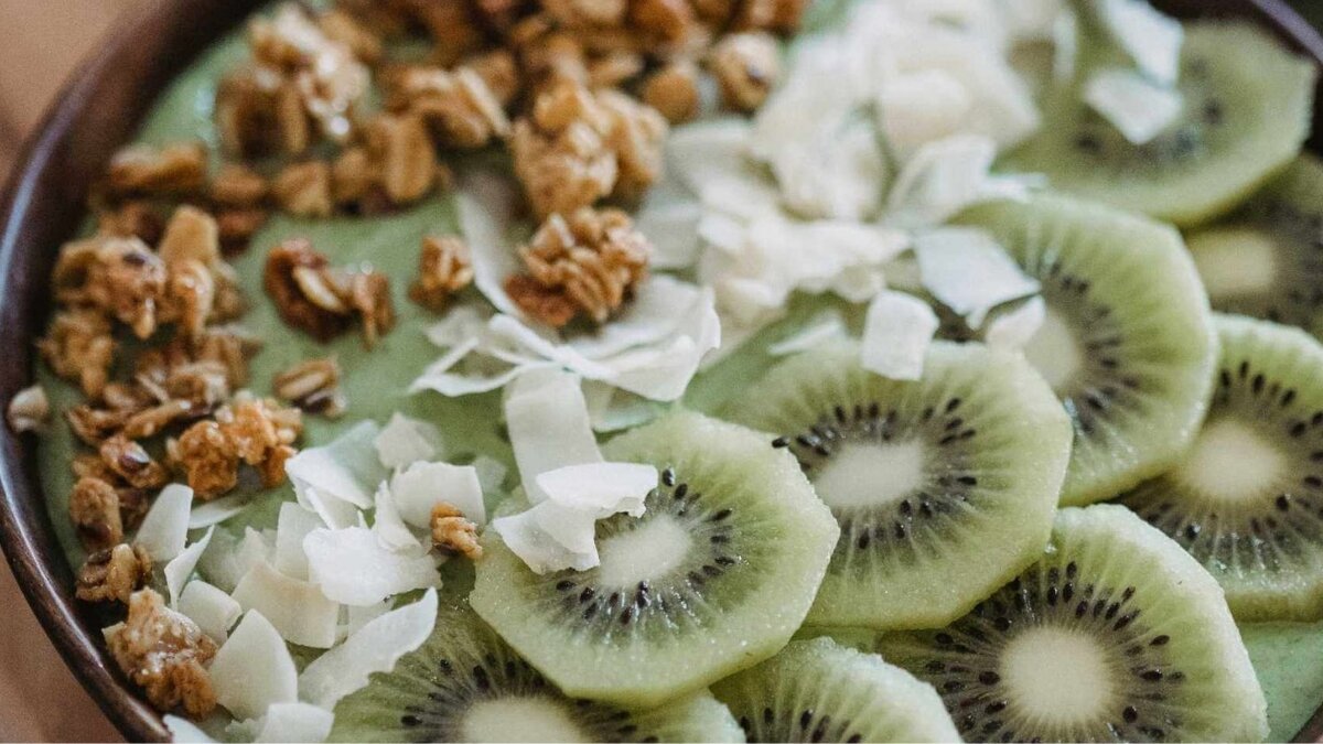 How to make a kiwi and coconut smoothie bowl in 5 simple steps