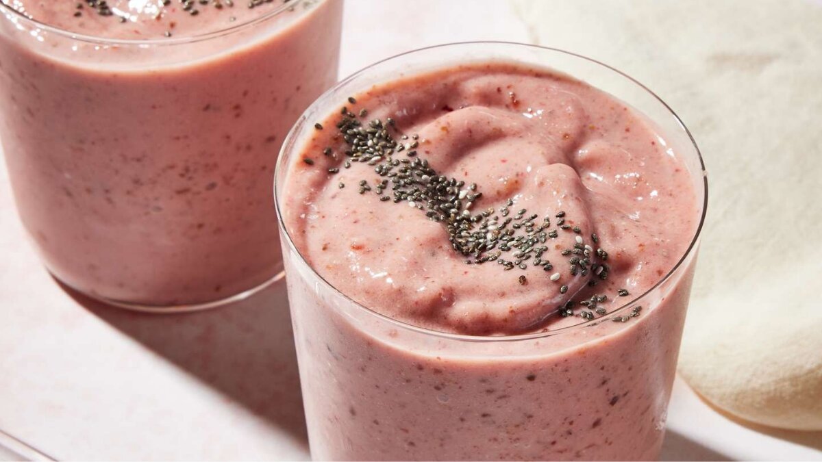 How to make strawberry chia pudding smoothie in 5 easy steps