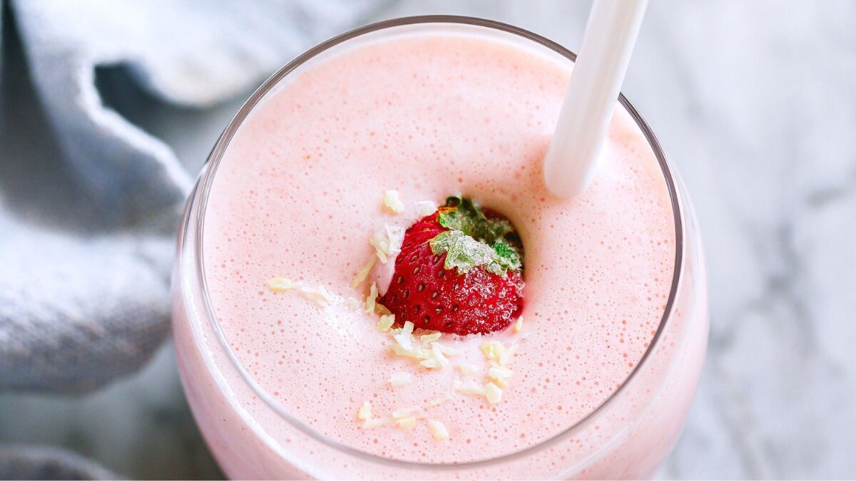 How to make strawberry and coconut milkshake at home in 5 creamy steps