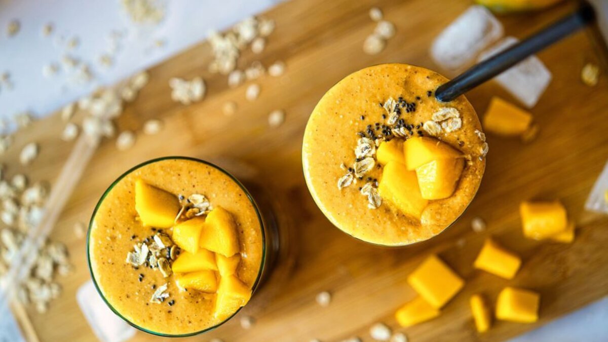 Start your day strong with this mango oat smoothie with cinnamon