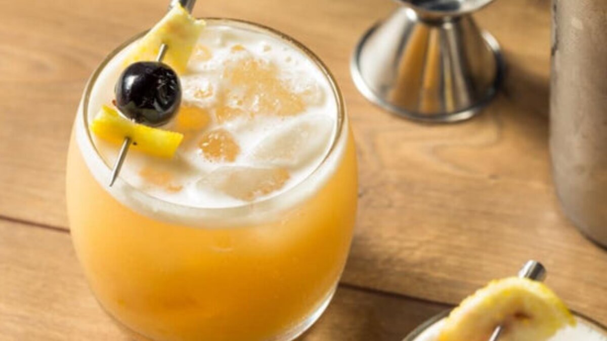 How to make a pineapple whisky sour cocktail in 5 bold steps