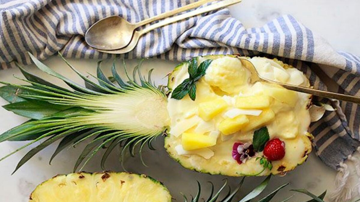How to make a frozen pineapple yoghurt bowl in 5 steps