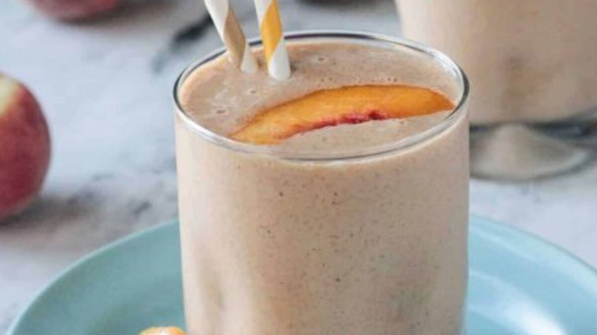 How to make a creamy peach and almond smoothie at home in 5  steps