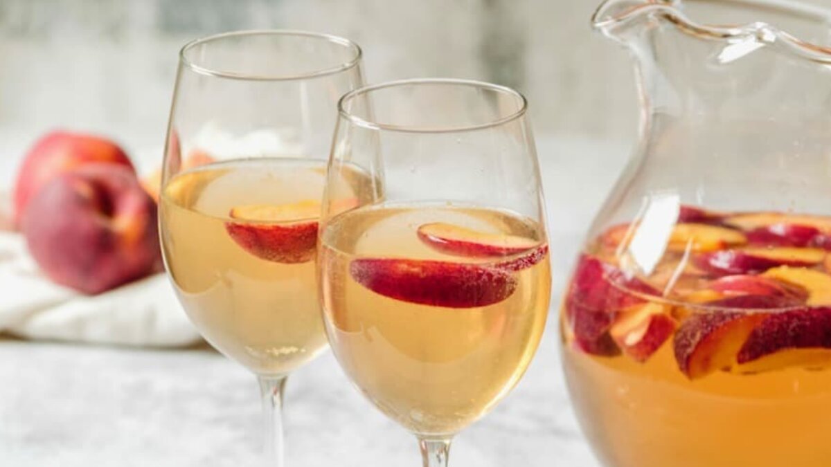 How to make a fruity peach sangria cocktail at home in 5 festive steps