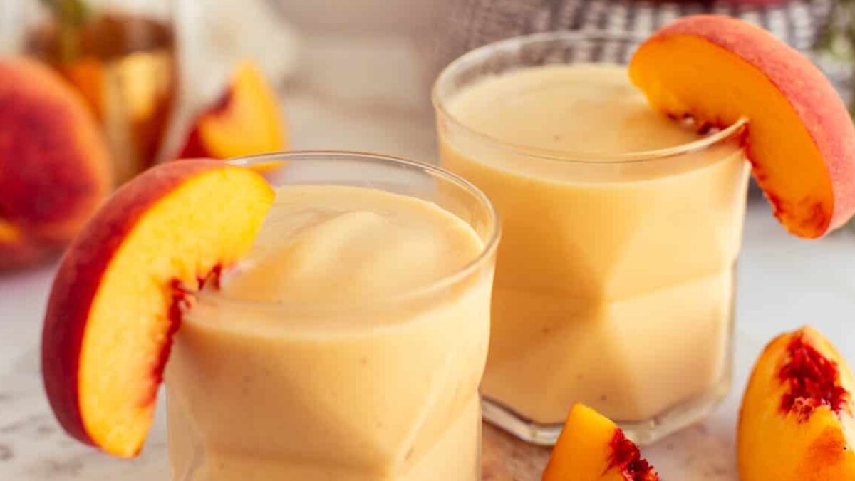 How to make a creamy frozen peach smoothie in 5 easy steps