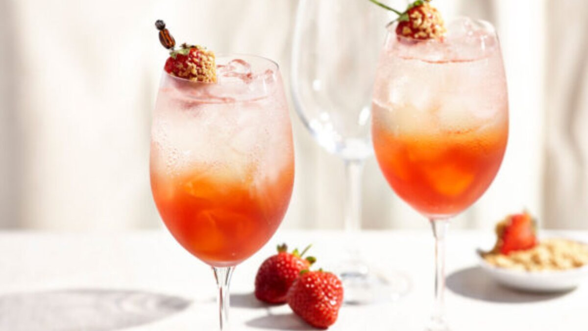 How to make strawberry tequila spritz at home in 5 refreshing steps