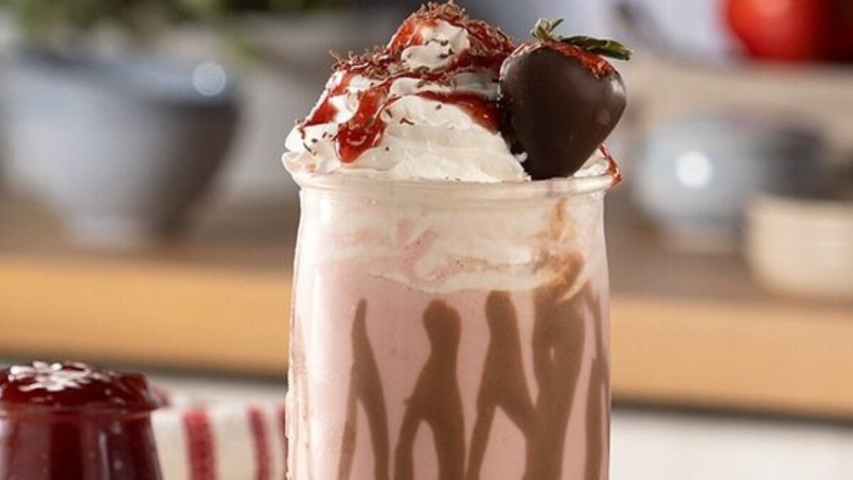 How to make strawberry and chocolate milkshake at home in 5 indulgent steps