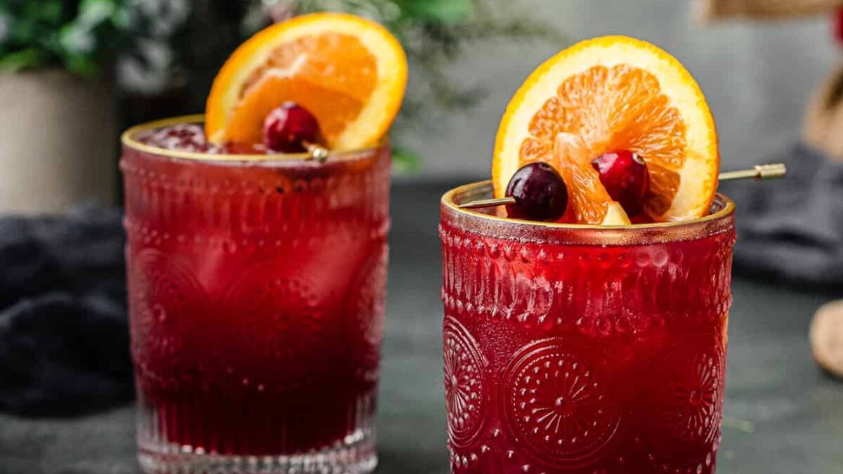 How to make orange and cranberry mocktail in 5 bold and fruity steps