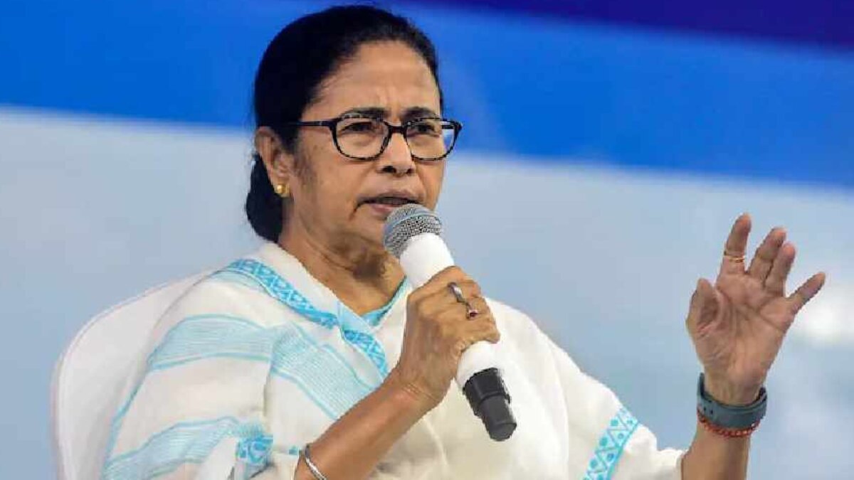 Mamata Banerjee asks Bengali film industry to reconnect with language and legacy