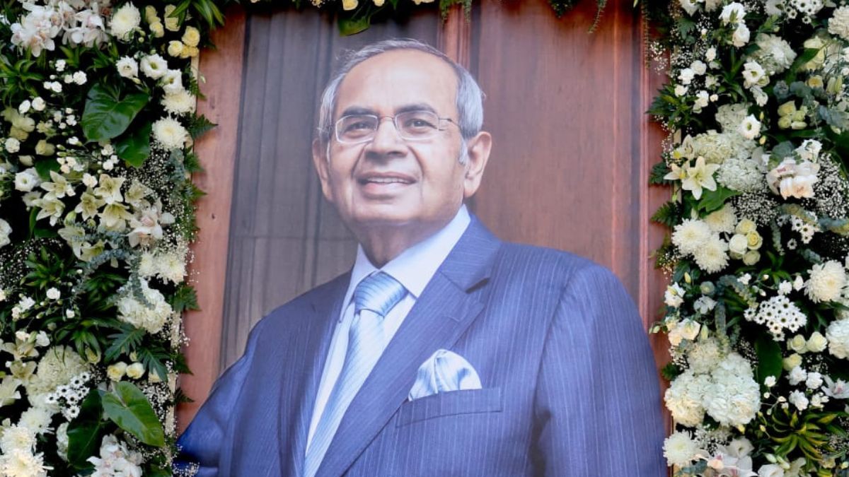 Industry Leaders, Diplomats and Film Personalities Attend GP Hinduja Prayer Meeting